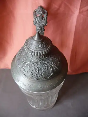 Antiker Glaskrug mit Zinndeckel Widmung 1887