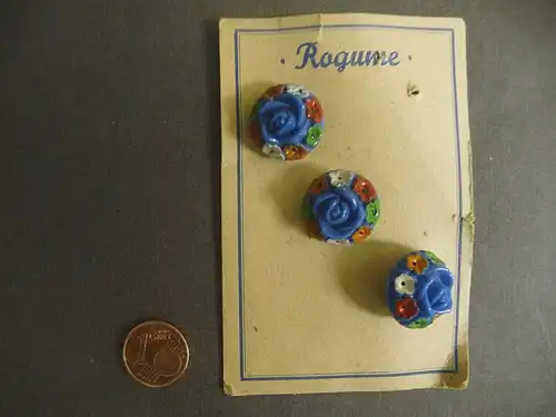 3 alte böhmische Glasknöpfe auf Musterkarte Knopf "Rogume" blaue Blüte