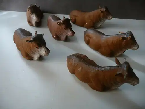 6 Figuren Kühe liegend aus Pappmaché
