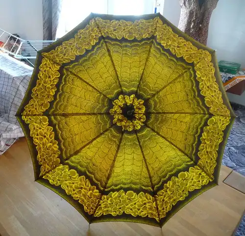 Alter Regenschirm gelb-schwarz in Hülle DDR