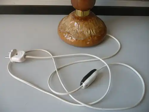 Petroleumlampe mit Keramikfuß elektrifiziert