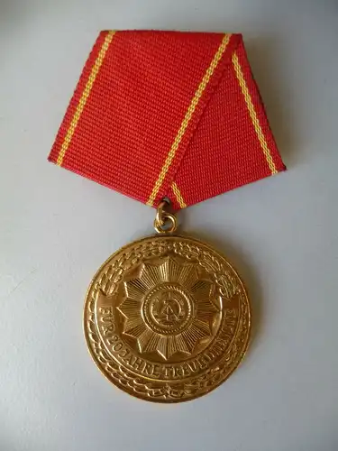 Auszeichnung Medaille und Urkunde Volkspolizei 20 Jahre Treue Dienste