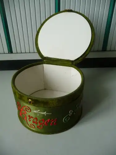 Alte Kragen-Schachtel Behälter grün bestickt