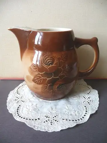 Schöner Keramik-Krug braun Blumendekor