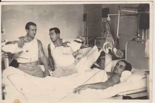 2 x Orig. Foto Verwundete versehrte Soldaten Lazarett WKII 1940