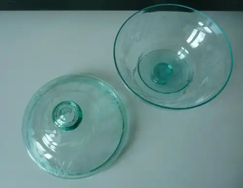 Deckeldose Konfektdose aus Glas mit Schliffdekor auf Fuß