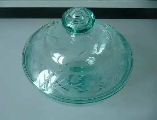Deckeldose Konfektdose aus Glas mit Schliffdekor auf Fuß