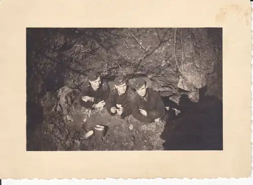 Orig. Foto Drei Soldaten in Unterstand / WK II