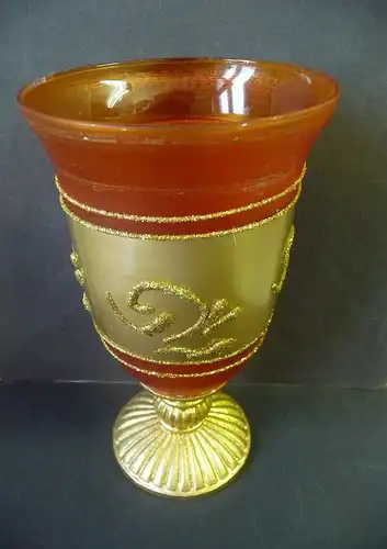 Schönes Deko-Glas Pokalform Goldfarbe