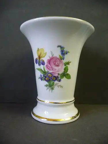 Vase mit schönem Blumendekor / Porzellanmalerei Reger