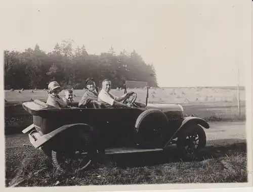 Orig. Foto Oldtimer mit vier Personen Landpartie ca. 1920
