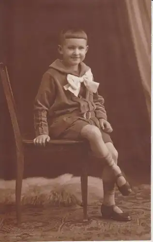 Orig Foto Porträt Kind Junge auf Stuhl Kindermode Kaiserzeit ca. 1915