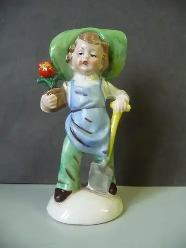 Porzellanfigur Junge Kind Gärtner mit grünem Hut
