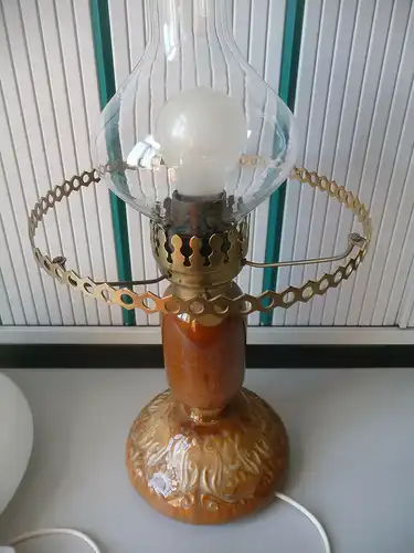 Petroleumlampe mit Keramikfuß elektrifiziert