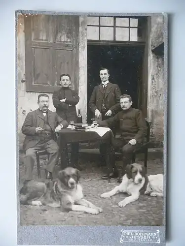 Originalfoto Kabinettkarte Männer an Tisch mit Hunden / Jessen ca. 1900
