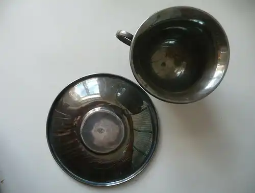 Tasse mit Untertasse Metall schwarz versilbert?