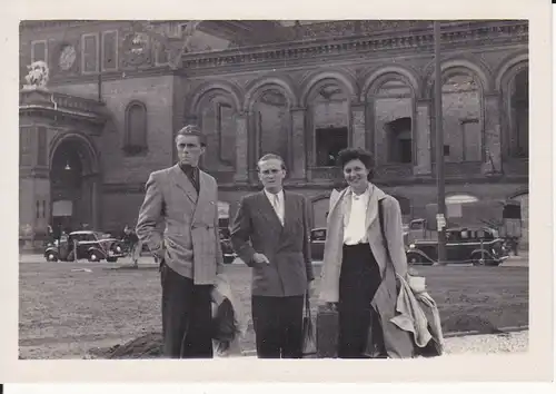 Orig. Foto Berlin Personen vor Anhalter Bahnhof Kriegszerstörung ca. 1960