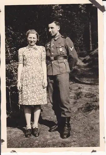 Orig. Foto Soldat mit Frau Uniform Auszeichnungen Gefreitenwinkel
