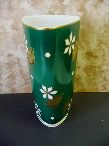 Große grüne Vase dreieckig / Lichte Porzellan Geiersthal Malerei