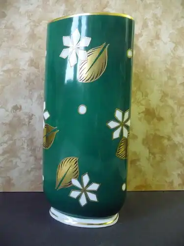 Große grüne Vase dreieckig / Lichte Porzellan Geiersthal Malerei