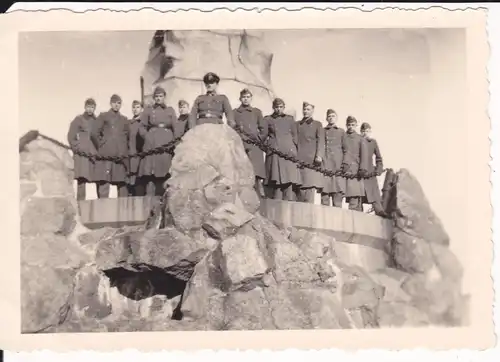 Orig. Foto Gruppenbild Soldaten auf Plattform Denkmal Monument WK II ca. 1940