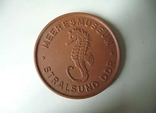 Medaille Meeresmuseum Stralsund / Böttgersteinzeug Meißen