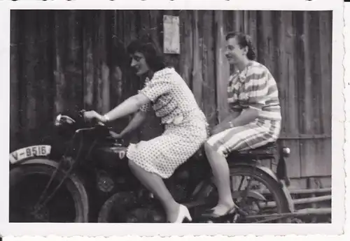 Orig. Foto Zwei Frauen auf Motorrad Oldtimer Plauen ca. 1940