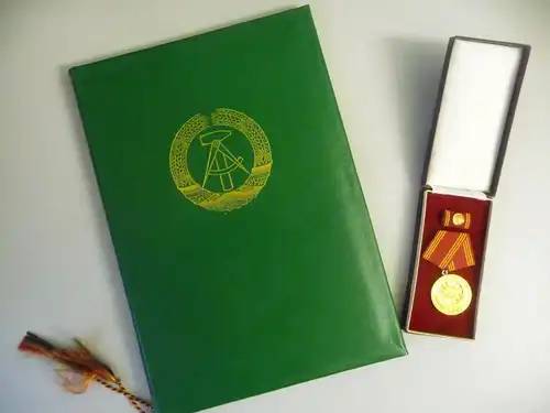 Auszeichnung Medaille und Urkunde Volkspolizei 30 Jahre Treue Dienste