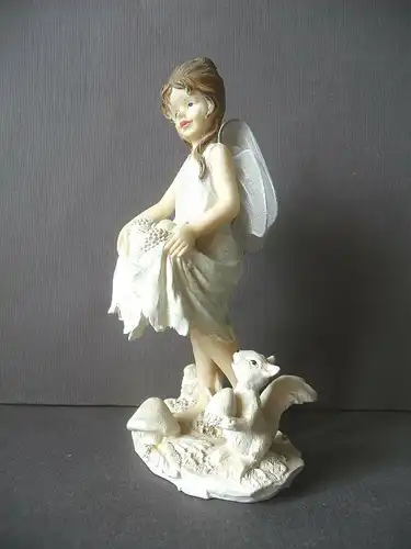 Dekofigur Elfe mit Haselnüssen Flügel Kunstharz 16 cm