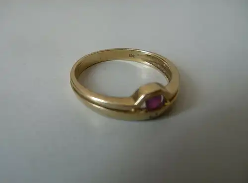 Goldring mit rotem Stein / Gold 585