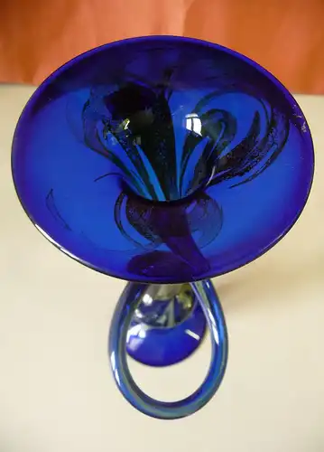 Extravagante Vase geschwungen blau Handarbeit