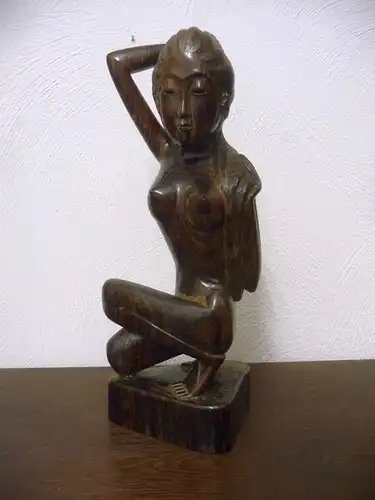 Erotische asiatische Holzfigur Frau knieend