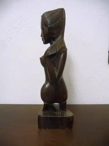 Erotische asiatische Holzfigur Frau knieend