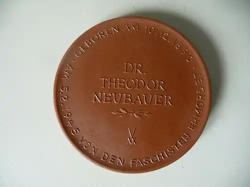 Medaille Theodor Neubauer Widerstandskämpfer / Böttgersteinzeug Meißen