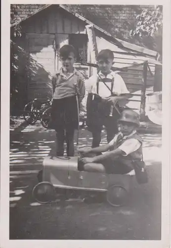 Orig. Foto Kinder Jungen mit Tretauto Seifenkiste