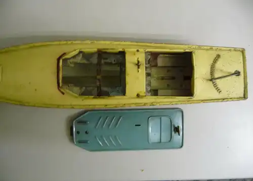 Altes Blechboot gelb-rot Blechspielzeug Spielzeugboot defekt