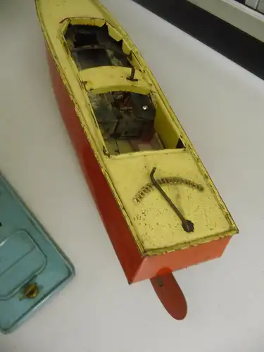 Altes Blechboot gelb-rot Blechspielzeug Spielzeugboot defekt
