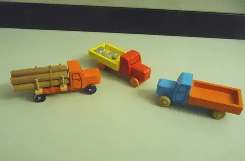 3 kleine Holz-LKWs Laster Spielzeug / Holzspielzeug Erzgebirge