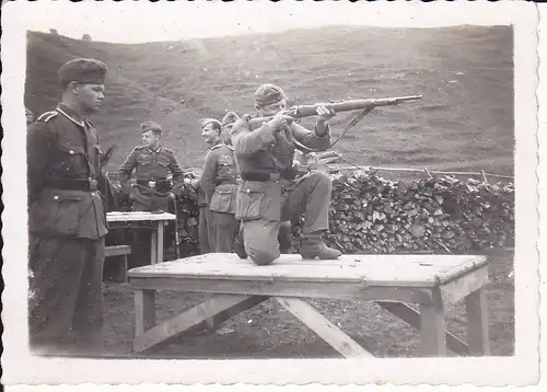 Orig. Foto Soldat beim Schießen Schießübung WKII