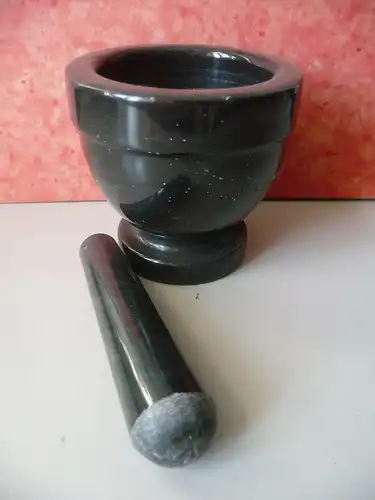 Schwarzer Mörser mit Stössel aus Marmor