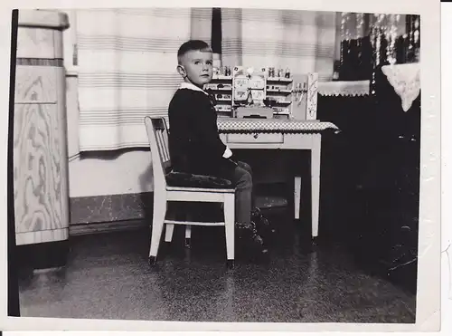 Orig. Foto Kind Junge mit Spielzeug-Kaufmannsladen ca. 1950