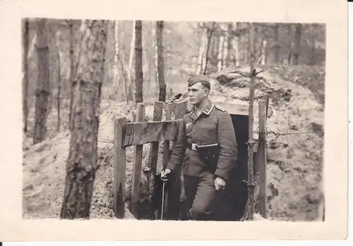 Orig. Foto Soldat vor Graben Keller Verhau WKII