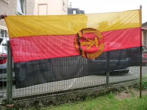 Große DDR Fahne Staatswappen schwarz rot gold mit Fahnenstange