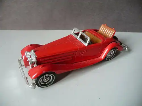 Automodell Matchbox Yesteryear Mercedes Benz 540K mit Kulisse