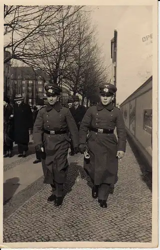 Orig. Foto 2 Soldaten im Mantel Straße Kassel?