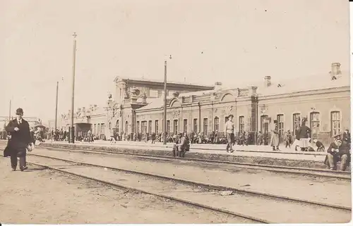 Orig. Foto Bahnhof Osteuropa Personen Reisende ca. 1915