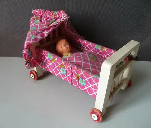 Bettchen Kinderbett auf Rollen für die Puppenstube mit Puppe