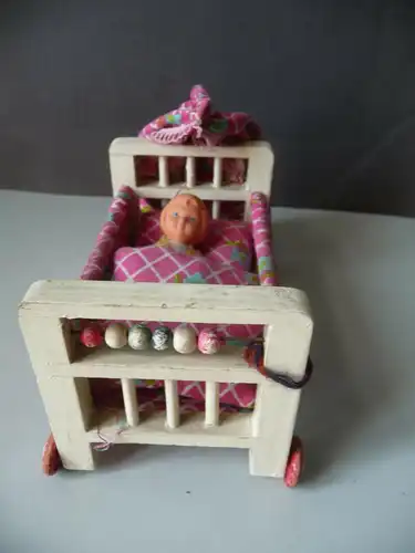 Bettchen Kinderbett auf Rollen für die Puppenstube mit Puppe