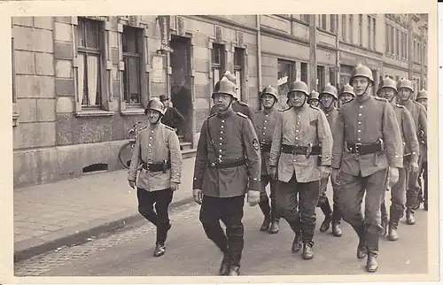 Orig. Foto Postkarte Soldaten Aufmarsch Parade Essen?