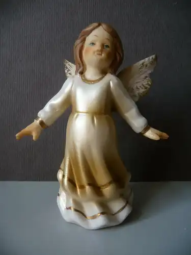 Kleine Porzellanfigur Engel schwebend 9 cm